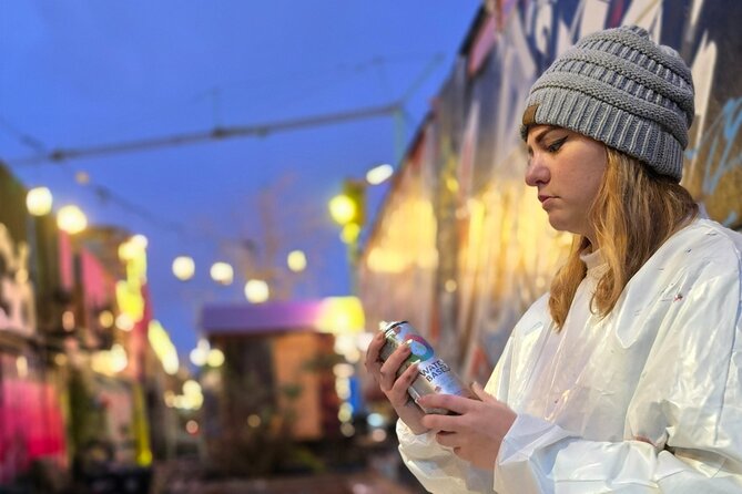 Art Nouveau Meets Street Art in Munich (Max. 12 guests) - The heated container spray-paint session: making four postcard designs