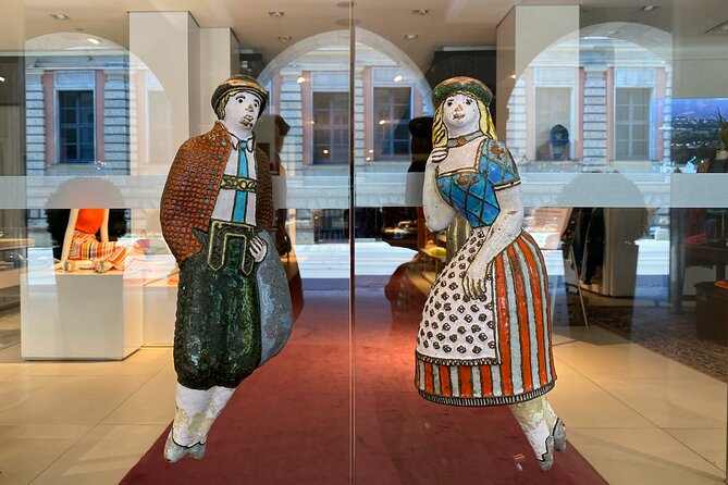 Fall in Love with Munich in a Private Old Town Walking Tour - Hofbräuhaus München: beer hall interiors, beer purity lore, and the Oktoberfest thread