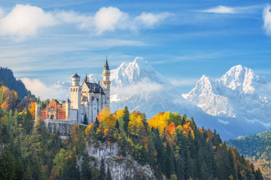 From Munich: Trip to Neuschwanstein & Linderhof in Spanish - Neuschwanstein: the fairytale exterior, then the interior