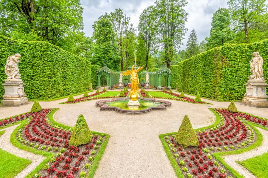 From Munich: Trip to Neuschwanstein & Linderhof in Spanish - The guides: Spanish storytelling that actually helps you see