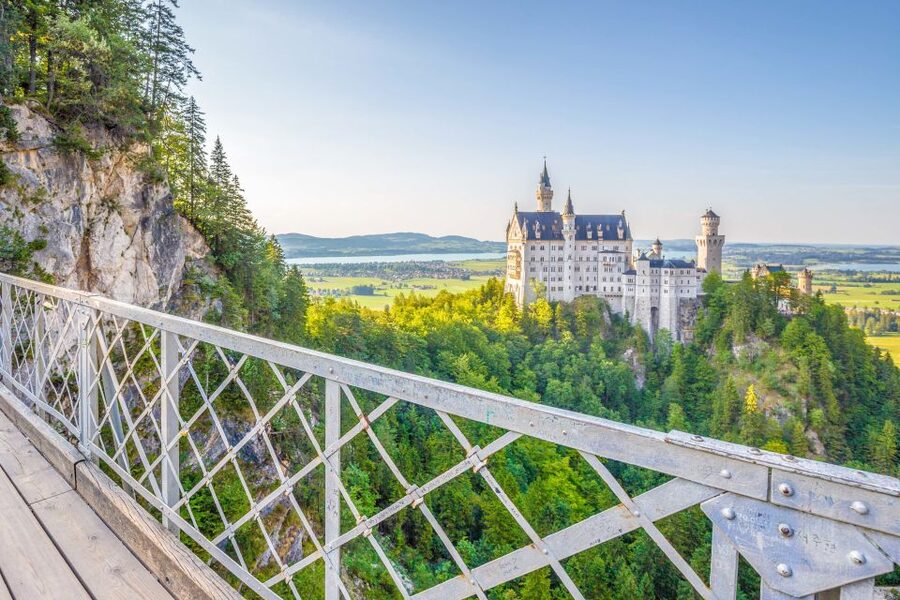 From Munich: Trip to Neuschwanstein & Linderhof in Spanish - Price and value: $93 plus what you add on in cash