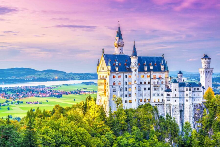 From Munich: Trip to Neuschwanstein & Linderhof in Spanish - Meeting point in Munich: Karlstor Gate is where the day starts