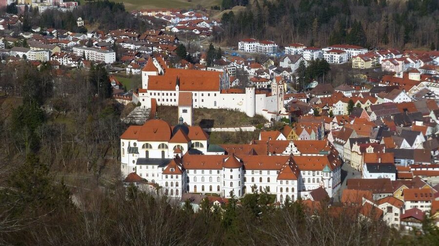 Füssen: Private Guided Walking Tour - Meeting at Schrannenplatz: where the old town energy starts