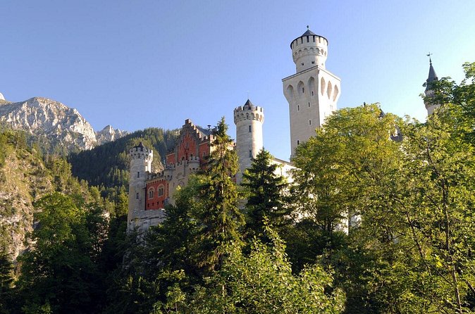 Half day tour from Garmisch-P. to Neuschwanstein castle - Guides, punctuality, and the small-group difference