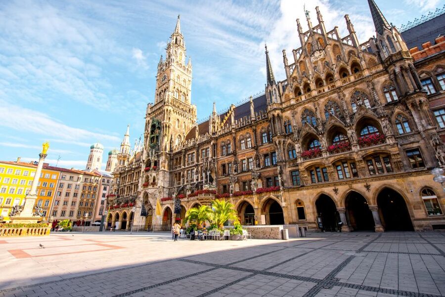 Marienplatz and Viktualienmarkt Private Tour and Tasting - Who should book this private Marienplatz and market tasting?