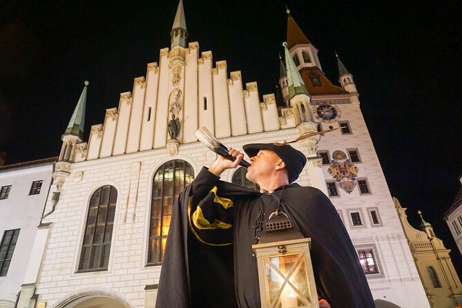 Medieval city tour with night watchman in Munich in German - Münzen, Wittelsbacher und wie Tore im Alltag wirken
