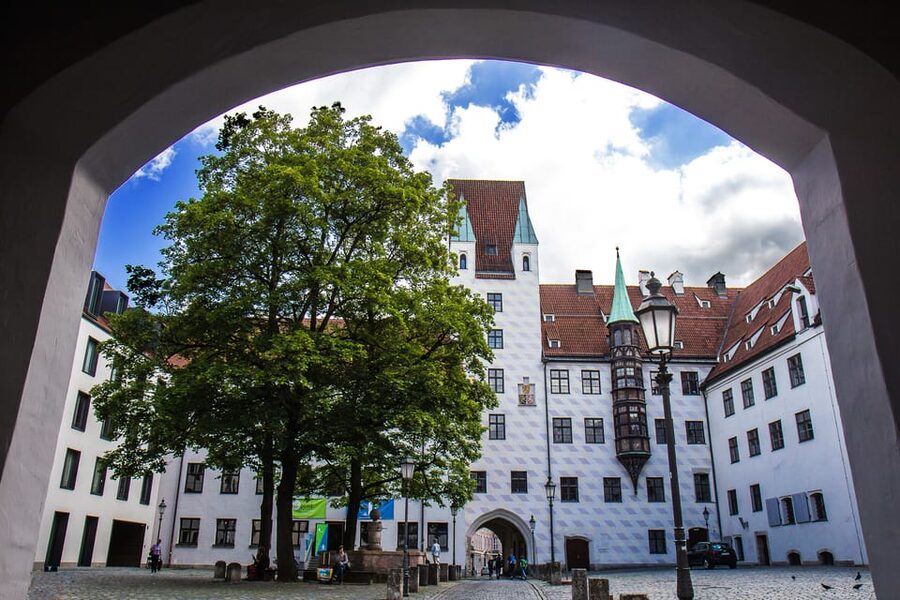 München: Stadtführung Henker, Huren, Hexen in GERMAN - Where you start: Neuhauser archway, big blue bag, and getting oriented fast