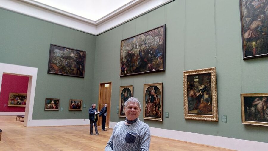 Munich: Alte Pinakothek Skip-the-Line & Guided Walking Tour - Meeting your guide at the entrance and building momentum