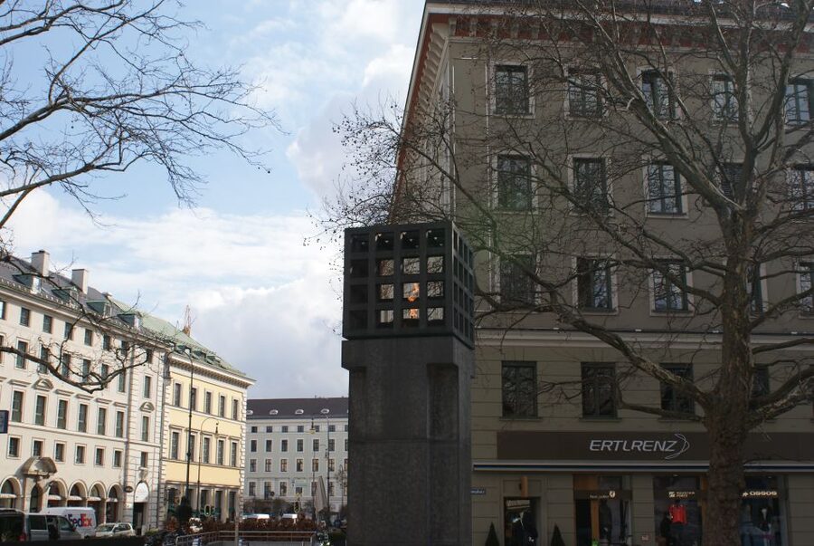 Munich and Nazi History Combination Day Tour Small Group - The Break at Marienplatz: Lunch Timing and Smart Recovery