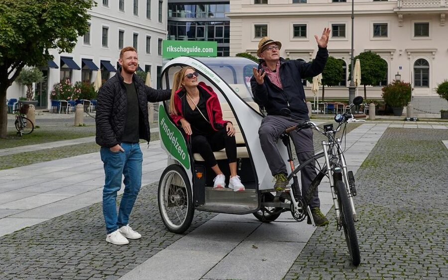 Munich: City Highlights Rickshaw Tour - Old Town Stops: From the Glockenspiel Mood to Beer-Hall Energy
