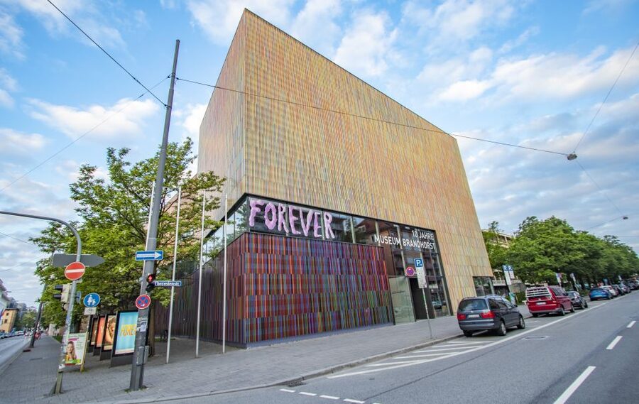 Munich: Express Walk with a Local in 90 minutes - Beer gardens and bar tips: turning a quick walk into a great night plan