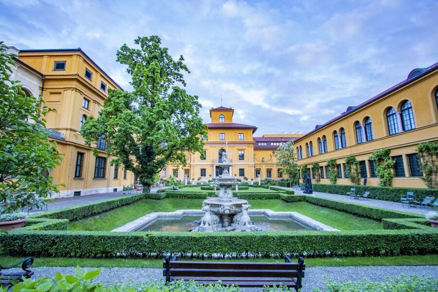 Munich: Express Walk with a Local in 90 minutes - Small group pacing: why up to 8 people changes the whole feel