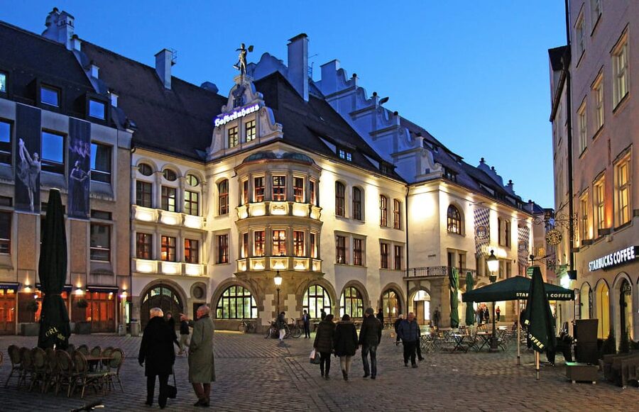 Munich: Food Tour Beer- 3 small beers & "Brotzeit" in GERMAN - Museum time: the Beer and Oktoberfest story beyond the slogans