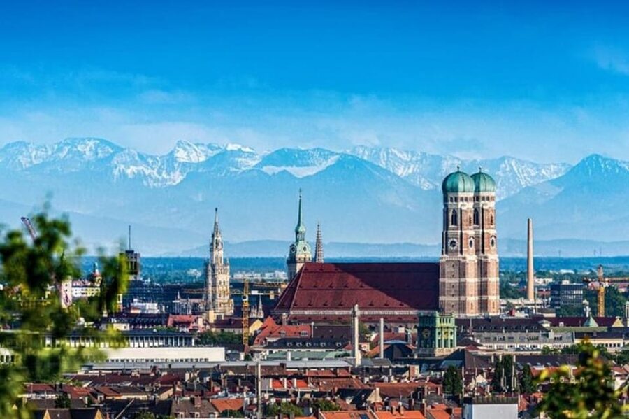 Munich: Highlights Walking Tour with a Guide - Getting oriented in Munich: starting at Marienplatz 15
