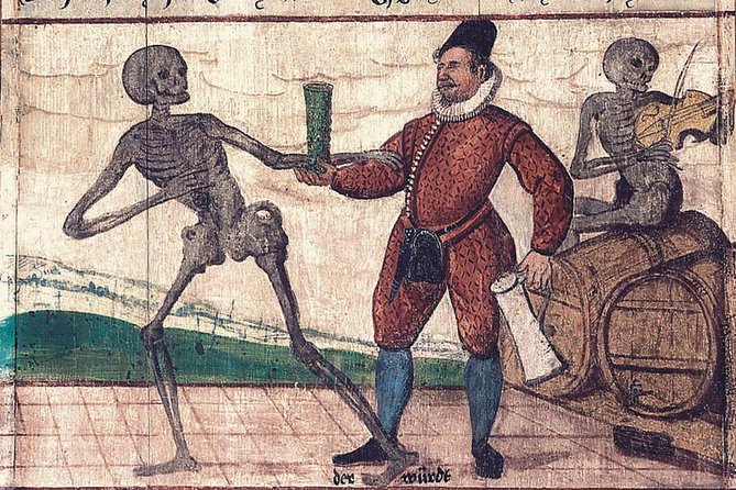 Munich Macabre Group Walking Tour - Alter Hof: royal power, medieval combat, and pottery from 1944