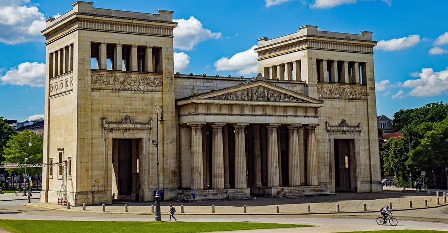 Munich: National Socialism Historical Tour in GERMAN - Where you meet: Staatliche Antikensammlungen and that blue-bag cue