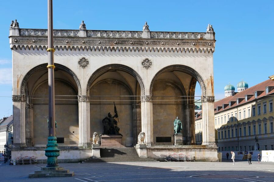 Munich: National Socialism Historical Tour in GERMAN - Passing the former Gestapo headquarters: repression shown in place