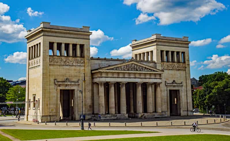 Munich: National Socialism Historical Tour in GERMAN - Königsplatz: the symbolic starting point of the story