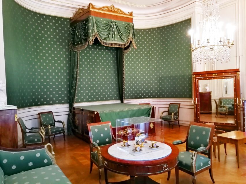 Munich: Nymphenburg Palace with official Guide - Queen’s apartment highlights: Gallery of Beauties and the Birth Room