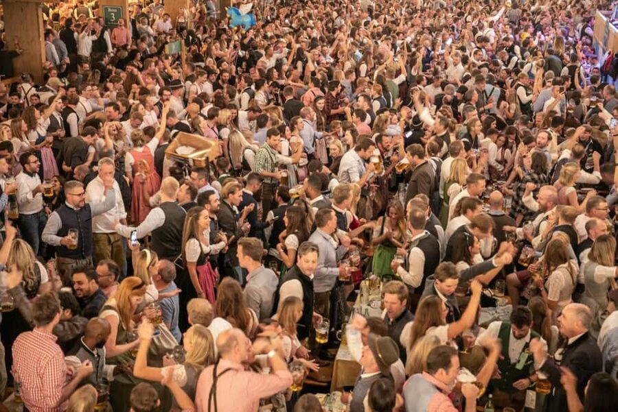 Munich: Oktoberfest Big Beer Tent Evening including table reservation - Meeting at Gotheplatz and the 10-Minute Walk to Wiesn