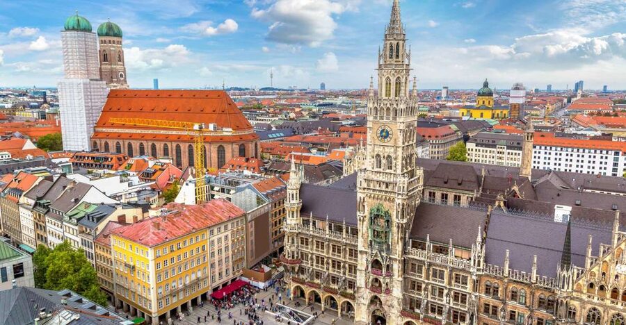 Munich: Old Town & Viktualienmarkt City Walk in German - A 90-minute Munich walk that actually gives you bearings
