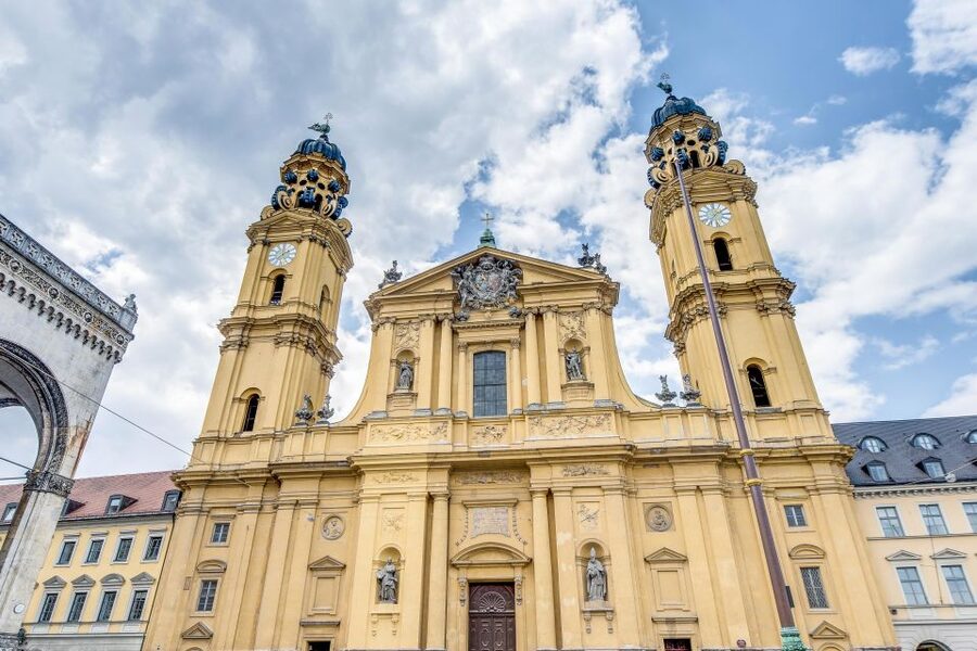 Munich: Old Town & Viktualienmarkt City Walk in German - What the guide really adds (and why it makes the route worth it)