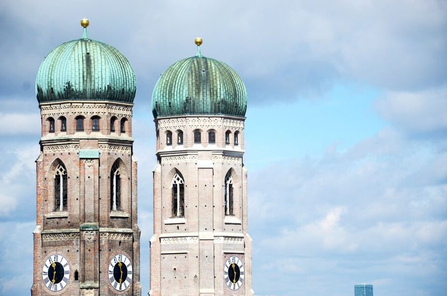Munich: Old Town Walking Tour in Spanish - Meeting at Karlstor Gate and finding the right pace