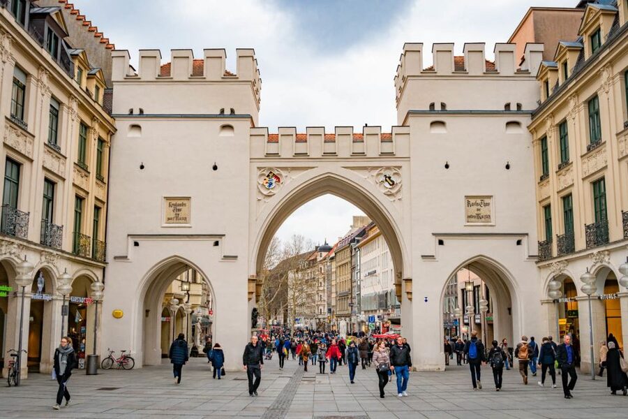 Munich: Old Town Walking Tour in Spanish - Marienplatz Town Hall chimes: when Munich sounds like Munich