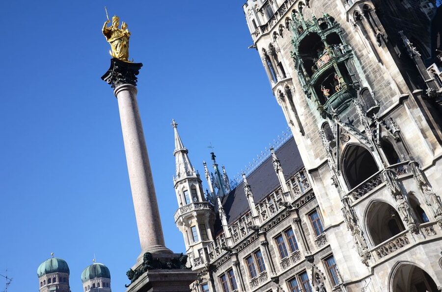 Munich: Old Town Walking Tour in Spanish - Viktualienmarkt: the market stop that explains local food culture