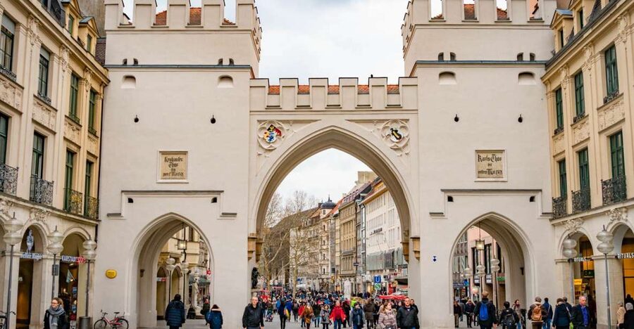 Munich: Old Town Walking Tour in Spanish - Sant Michael and Frauenkirche: the church tour that makes sense