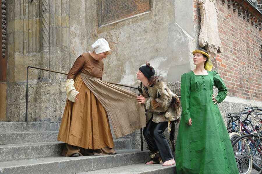 Munich: Scary Tour with actors in GERMAN - Acting scenes that stay funny and still teach you something