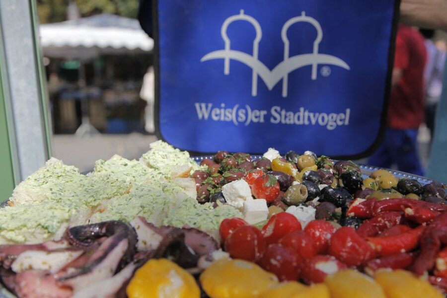 Munich: Viktualienmarkt & Altstadt Food Tour - Entering Munich by foot, starting at Isartor