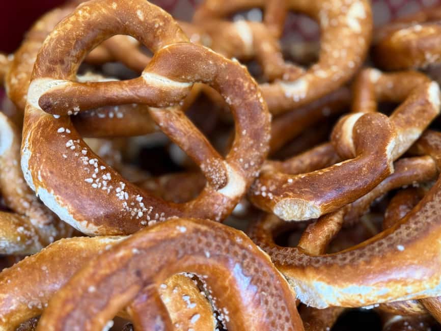 Munich: Viktualienmarkt & Altstadt Food Tour - Viktualienmarkt: where the tastings actually happen