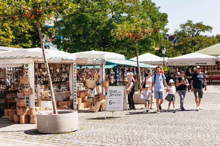 Munich: Viktualienmarkt Food Tour - Marienplatz to the market: how the tour gets you oriented fast
