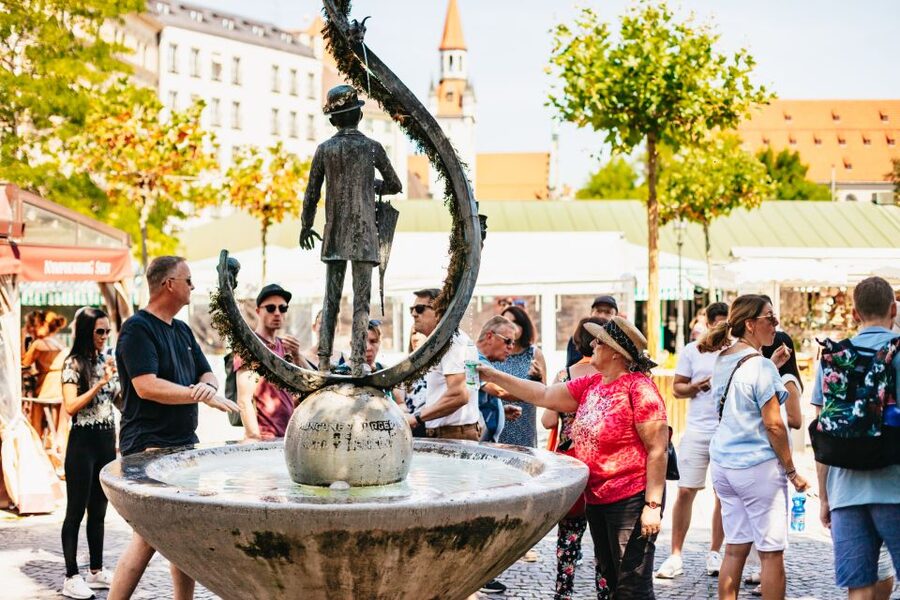 Munich: Viktualienmarkt Food Tour - How long is 150 minutes, and how to pace yourself