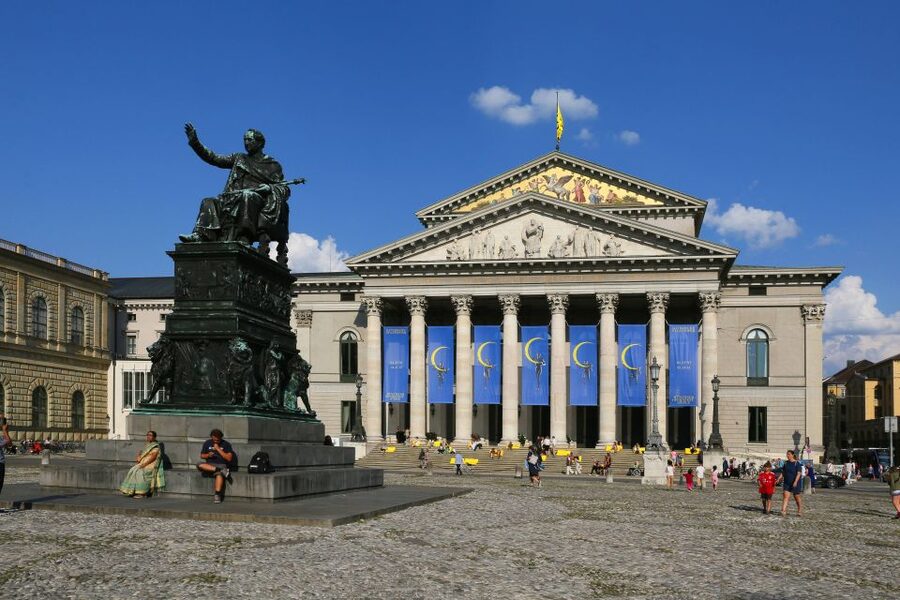 Munich: Walking Tour Old Town 3D VR Tour in GERMAN - Old Town with a time-machine feel in Munich’s center