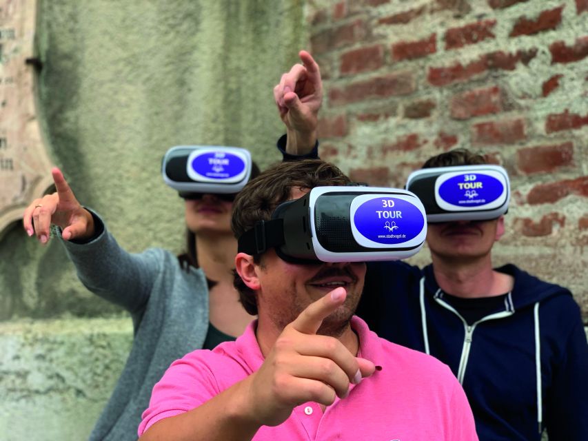 Munich: Walking Tour Old Town 3D VR Tour in GERMAN - Getting started at Orlandohaus (Platzl 4) with the big blue bag