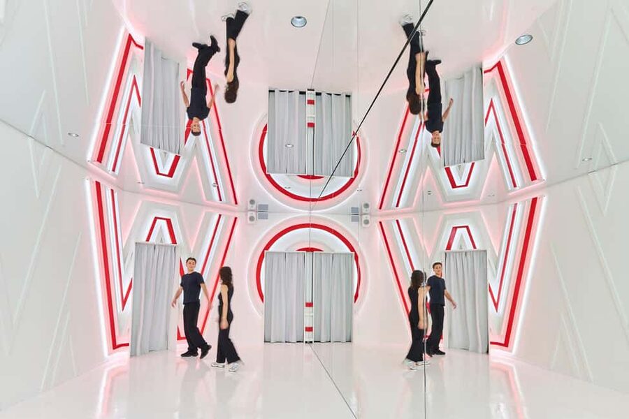 Munich: WOW Museum - Room for Illusions Ticket - What You’ll See: Mirror Worlds, Light Fields, and Optical Tricks