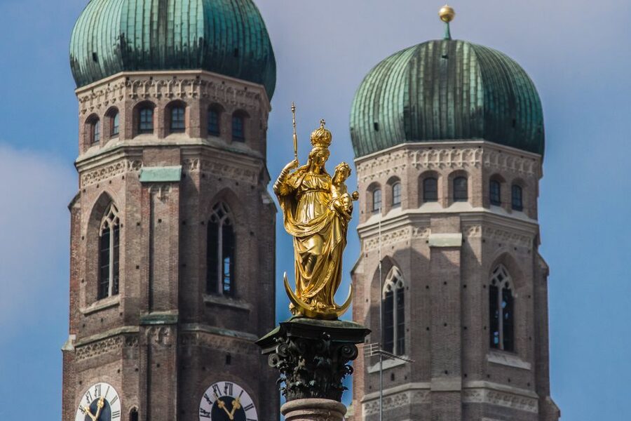 Mystic Munich - Sagas and Legends of the Old Town - Old Town Hall area: the Lindwurm and the power of looking up