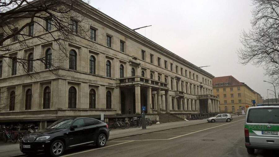 National Socialism WWII with licensed guide - private tour - Court garden and resistance memorials: the opposition side of Munich