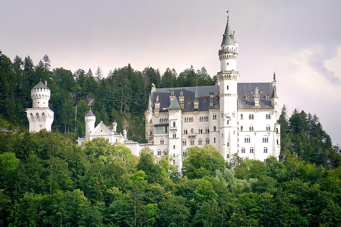 Neuschwanstein Castle and Linderhof Palace Day Trip from Munich - Coach Highlights: Munich Views and Oberammergau Murals