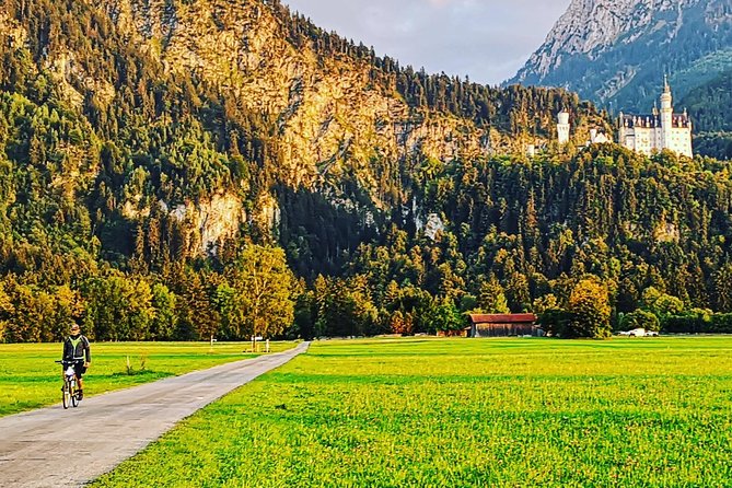 Neuschwanstein Castle by Bus Incl. Bike Ride or Hohenschwangau - Marienbrücke timing: the bridge photos without missing castle entry