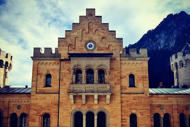 Neuschwanstein Castle, Ettal Abbey and Oberammergau Private Tour from Munich - The downhill return by horse carriage to Hohenschwangau