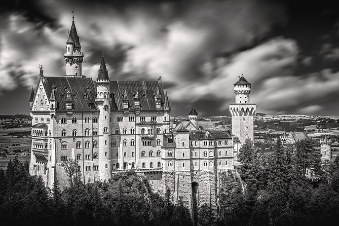 Neuschwanstein Castle Skip-the-Line Private Tour for Groups - Oberammergau Zentrum: Passion Play roots plus lunch and shopping time