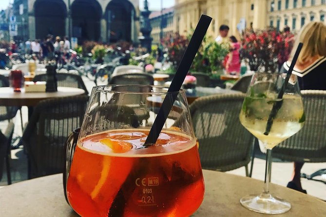 PRIVATE - Best Munich Cocktail Tour - all inclusive - Stop 1: Viktualienmarkt with a welcome drink in a local speakeasy-style spot