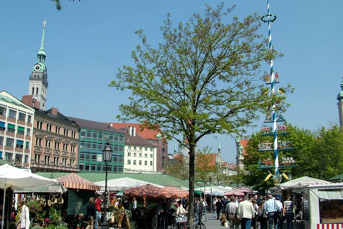 Private Munich Old Town Walking Tour - with optional Breakfast - Rathaus-Glockenspiel: short stop, big pay-off