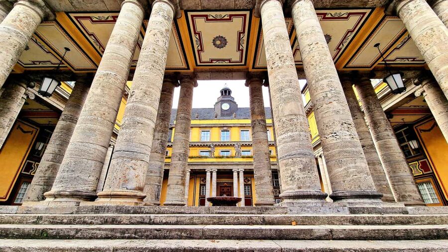 Schwabing: Insider Tour! Neighborhood, Revolt, Secrets in Munich's Cult District - Old photos in your hands, history on the sidewalk