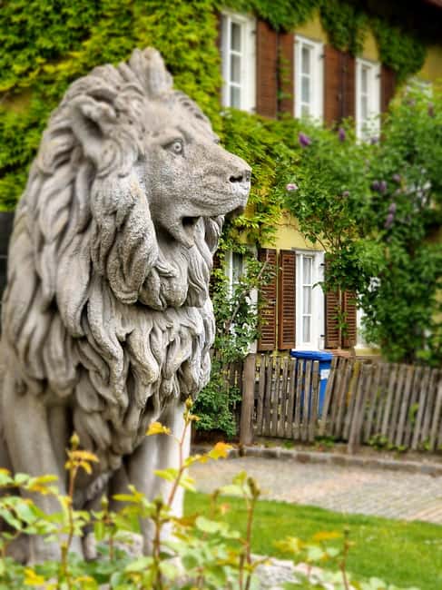 Schwabing: Insider Tour! Neighborhood, Revolt, Secrets in Munich's Cult District - Romantic farms near Munich’s famous mile: the tour’s softer ending