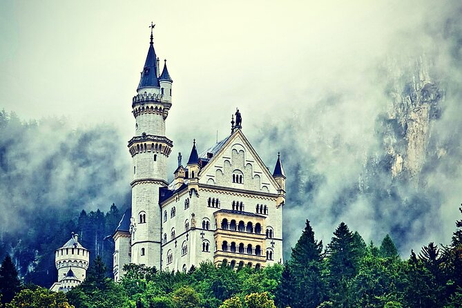 Skip the Line: Neuschwanstein Castle Private Tour From Füssen or Hohenschwangau - Horse carriage ride down to Hohenschwangau: the fun finish