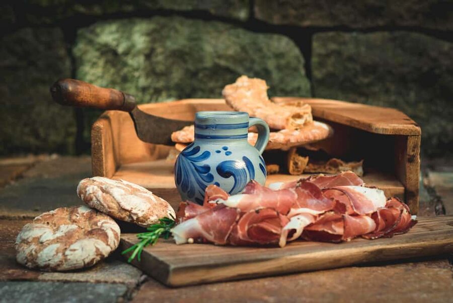 South Tyrolean specialties and wine tasting - Marende with wine: bacon, cheese, Kaminwurzen, and Schüttelbrot